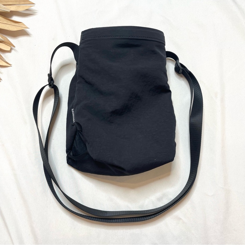 Lululemon Athletica Water Bottle Crossbody Black 2.5L Small Mini Pouch Bag Purse